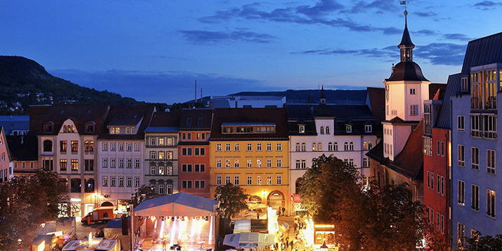 Abendliche Stimmung auf dem Jenaer Marktplatz mit Beleuchtung des Jenaer Altstadtfestes.