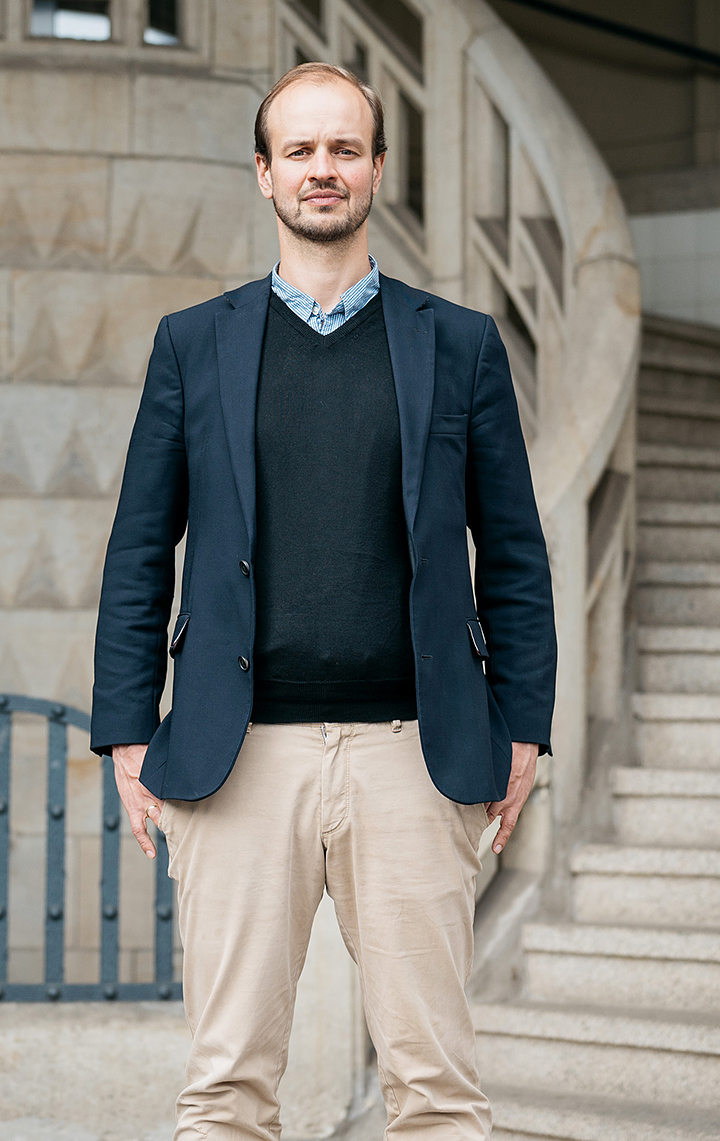 Jonas Zipf vor dem Volksbad Jena stehend
