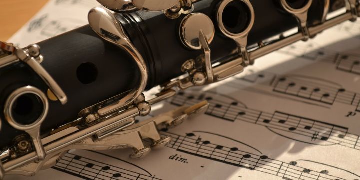 Klarinette liegt auf Notenblatt