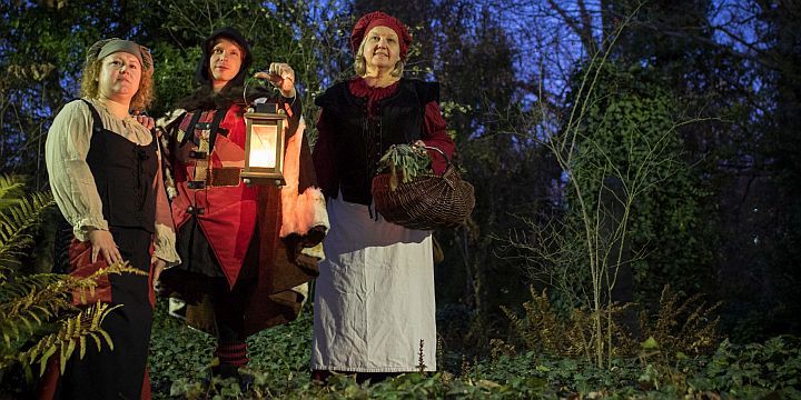3 kostümierte Gästeführen stehen im Dunkeln auf einer Weise  ©JenaKultur, T. Zippel
