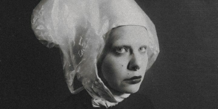 Die Musikerin Kovacs auf einer alt wirkenden schwarz-weiß Fotografie mit einer Tüte auf dem Kopf