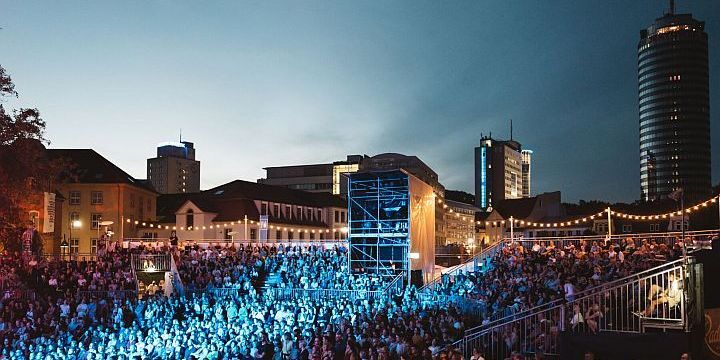 Blick auf das volle Arenarund am Abend  &copy;JenaKultur, C. Worsch