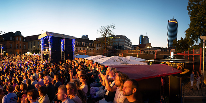 Kulturarena-Panorama rechts, ein volles Arenarund vor dem Jenaer Theaterhaus, ganz viele Menschen sind da  ©JenaKultur, C. Worsch
