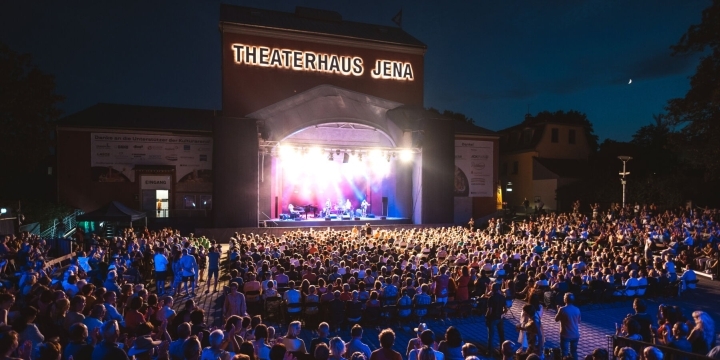 Publikum auf Stühlen und tanzend bei einem Konzert der Kulturarena Jena  ©Kulturarena, C. Worsch