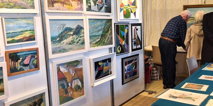 Verkaufsstand mit verschiedenen Gemälden