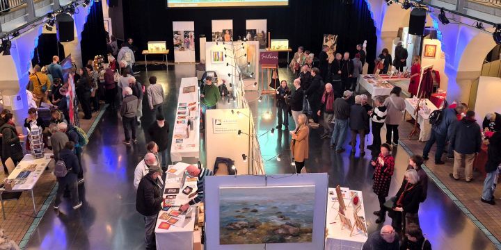 Blick von oben auf den Kunstmarkt in der Badehalle des Volksbad Jena  &copy;JenaKultur