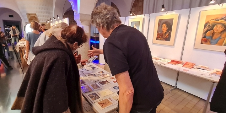 Besucher:innen des Jenaer Kunstmarkts besichtigen einen Stand mit Malerei  ©JenaKultur