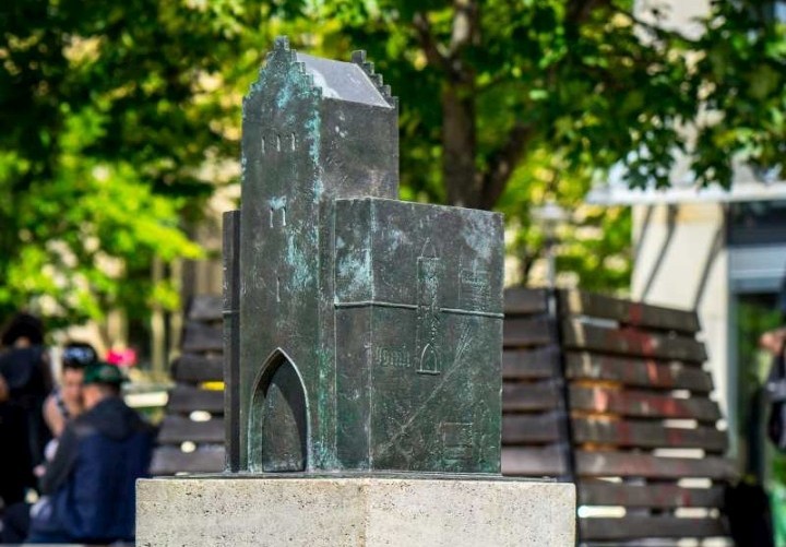 Bronzeplastik des historischen Jenaer Stadttors mit dreistöckigem Turmgebäude mit Treppengiebel, angedeuteter Tordurchfahrt und Fenstern sowie den angrenzenden Stadtmauerabschnitten
