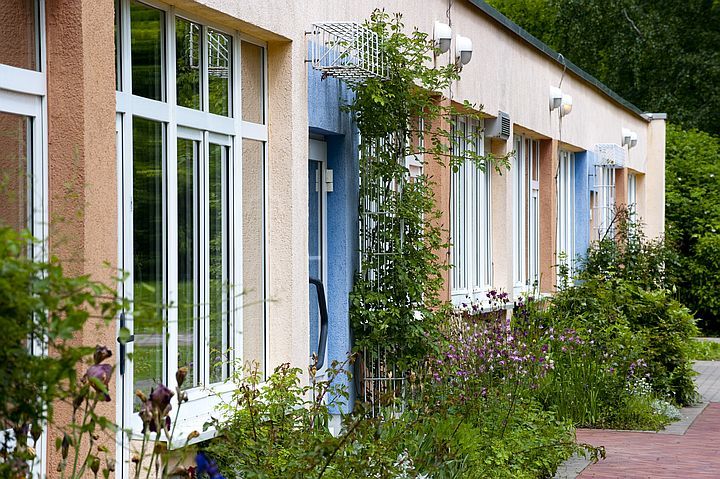 Die Fassade des Stadtteilzentrums LISA im Garten