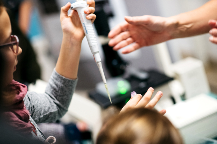 Die Nutzung einer Pippette, die bei der Langen Nacht der Wissenschaften Jena demnonstriert wird.