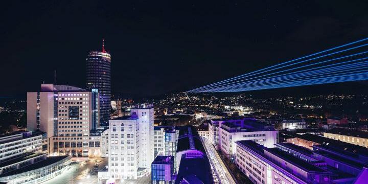 Blick auf die Jenaer Innenstadt mit Lasershow zur Langen Nacht der Wissenschaften