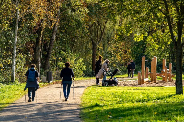 Spielplatz auf der Landfeste Jena mit Passanten