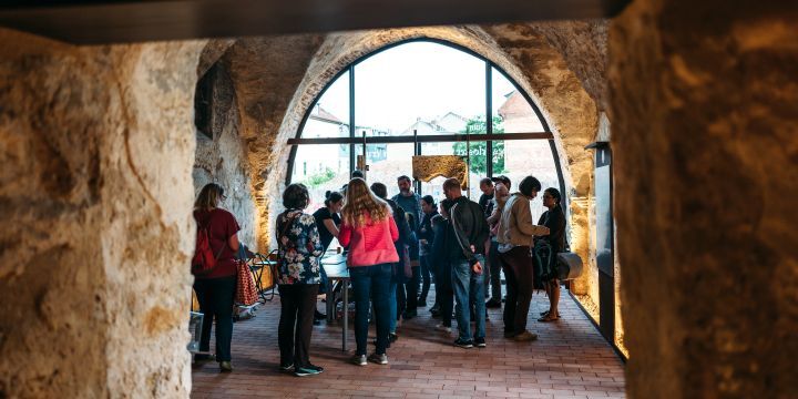 Besucher:innen im Inneren des Karmelitenklosters  &copy;JenaKultur, C. Worsch