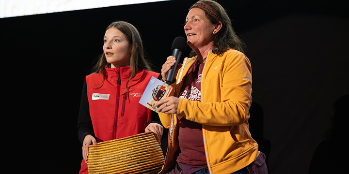 Eine Teenagertochter und mit der Mutter zusammen auf der Bühne und einem Mikrofon in der Hand