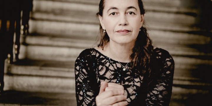 Lilya Zilberstein im eleganten Kleid sitzt auf einer Treppe