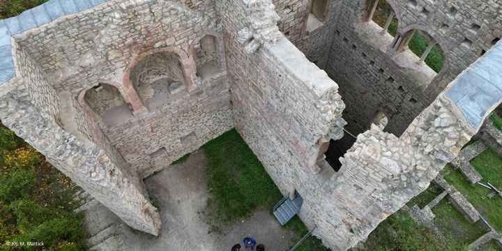 Alte Burgruine auf einem Berg in Jena aus der Vogelperspektive