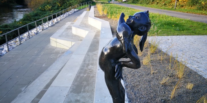 Seitenansicht der Plastik "Mädchen mit Taube" an der Saale in Jena  ©JenaKultur