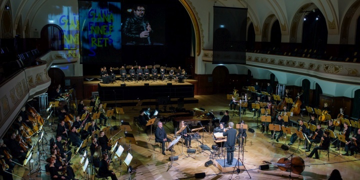 Jenaer Philharmonie zu MANIFEST(O) im Ernst-Abbe-Saal des Volkshauses Jena, stimmungsvolle Beleuchtung  ©YMUSIC, Candy Welz