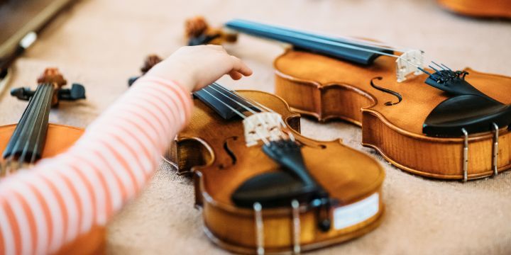 Kinderhände an der Violine  ©JenaKultur, C. Worsch