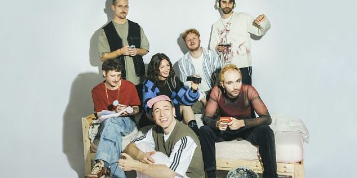 7 Musiker mit Diskokugel