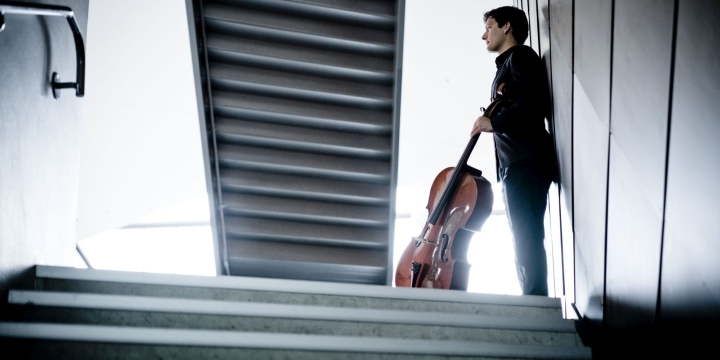 Cellist Maximilian Hornung mit seinem Instrument in einem Trappenaufgang  ©Marco Borggreve