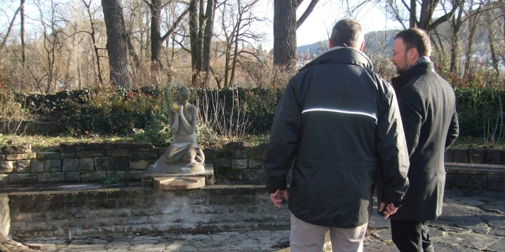 OB Nitsche und Steinmetz Kalus bei Einweihung Froschkönigbrunnen mit dem Rücken zur Kamera 20.12.2019  ©JenaKultur