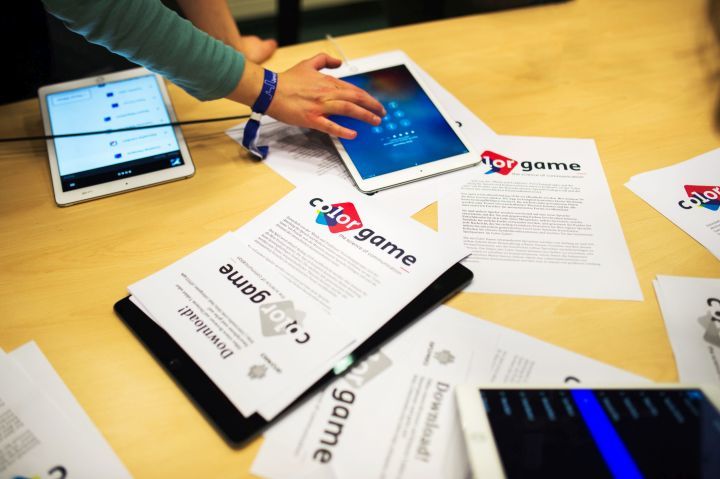 Online-Angebote dargestellt mit Tablet