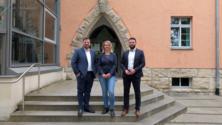 Vertreter:innend er Stadt Jena vor dem Jenaer Rathaus