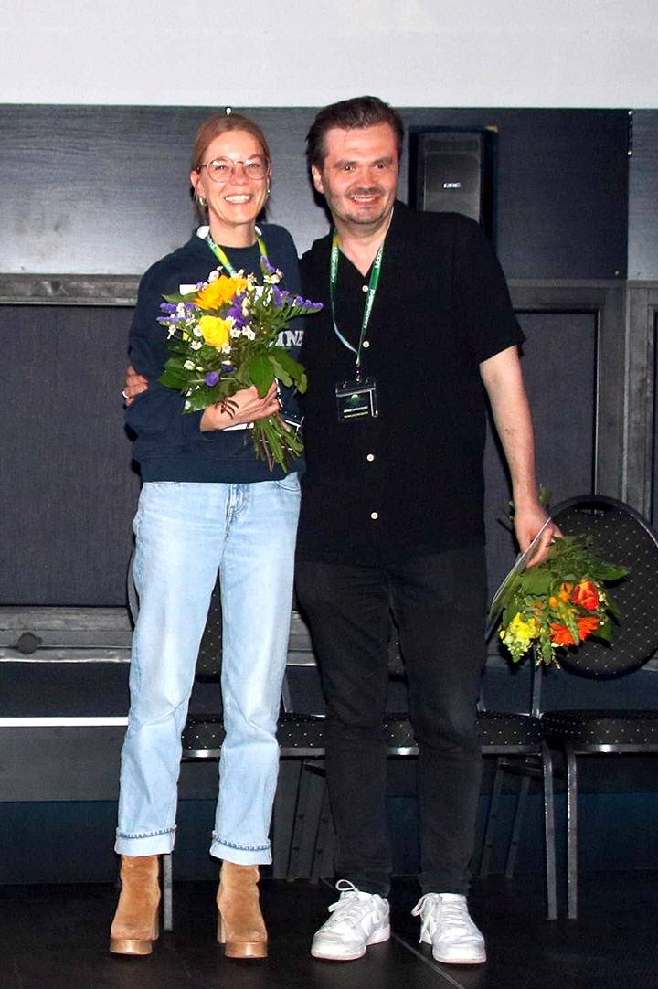 Preisträger Botho Graef Kunstpreis 2025 mit Blumensträußen und freudigen Gesichtern