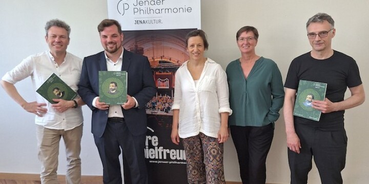 Generalmusikdirektor Simon Gaudenz, Kulturdezernent Johannes Schleußner, JenaKultur-Werkleiterin Friedrun Vollmer, Chordirektorin Berit Walther und Orchestervorstand Alexander Suchlich  &copy;Jenaer Philharmonie
