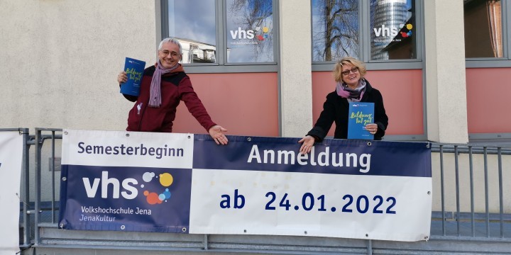 Programmvorstellung der vhs Jena vor einem Banner am Volksbad Jena  ©vhs Jena