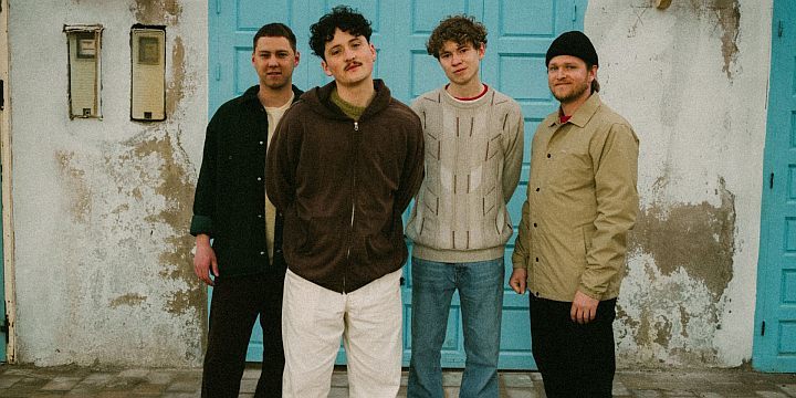 Die Band Provinz im Portrait vor einem altem Haus