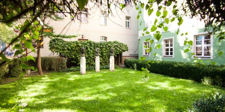 Garten des Romantikerhauses Jena mit Büsten der Jenaer Romantiker:innen