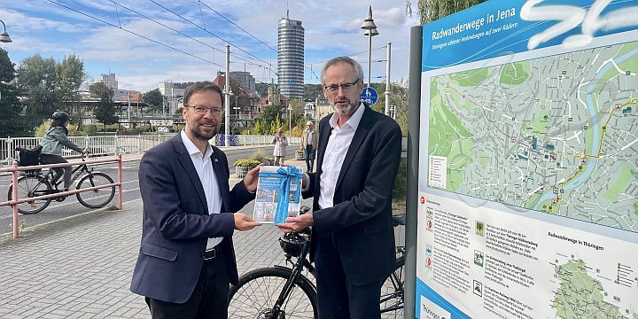 Dr. Franz Hofmann (links), Geschäftsführer der Thüringer Tourismus GmbH überreicht Jenas Oberbürgermeister Thomas Nitzsche das Ernennungsschreiben