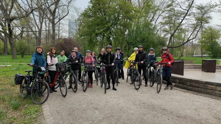Gruppe auf Rädern auf dem Saaleradeweg in Jena