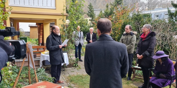 Begrüßung durch Lambert Grolle bei der Einweihung der Gedenktafel für Friedrich Schomerus   ©JenaKultur