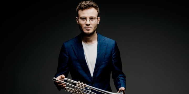 Ein Bild von Simon Höfele und einer Trompete