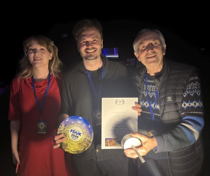 Sergey Prokofyev und Micky Remann mit dem Award und der Urkunde ind er Hand