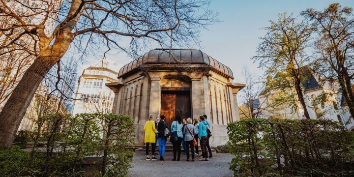 Gruppe Menschen steht vor dem Ernst-Abbe-Denkmal in Jena  &copy;JenaKultur, siomotion