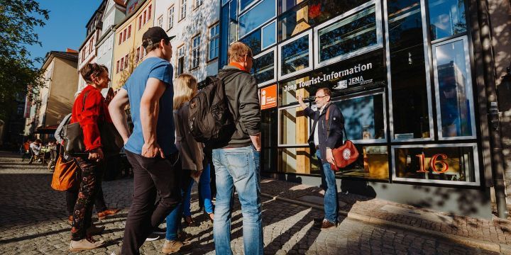 Stadtführung steht vor der Jena Tourist-Information auf dem Jenaer Marktplatz