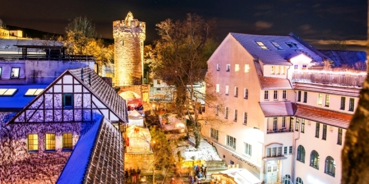 Das Stadtmauerensemble und buntes Treiben auf dem Weihnachtsmarkt in festlicher Beleuchtung  ©JenaKultur, C. Worsch