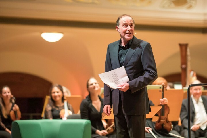 Schauspieler Stefan Kurt bei einer Probe mit der Jenaer Philharmonie