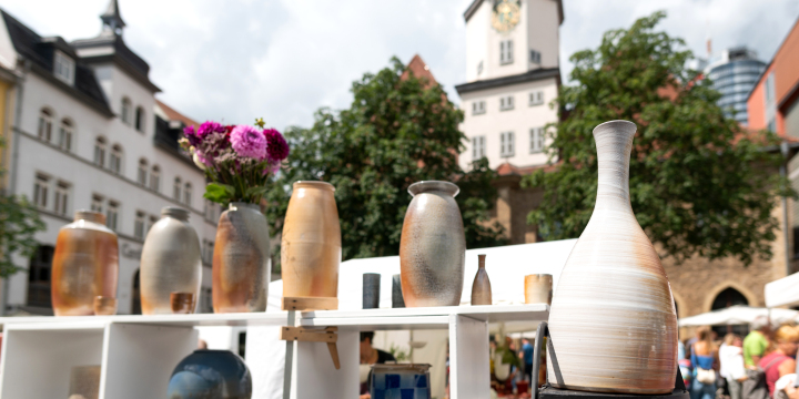 Vasen auf Sockeln aufgestellt und im Hintergrund das Historische Rathaus, auf dem Jenaer Töpfermarkt  ©JenaKultur, C. Worsch