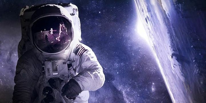 Astronaut im All