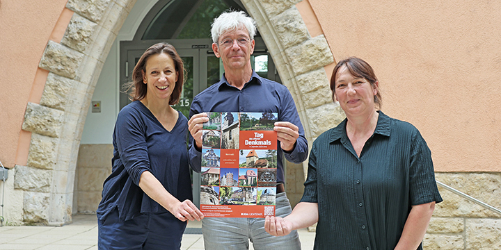 Zwei Frauen und ein Mann von der Stadt präsentieren das Programm des Tages des offenen Denkmals 2025.