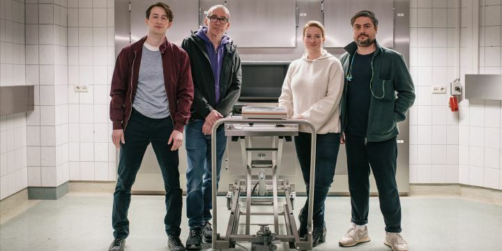 Die Hauptharaktere des Films stehen in eienm Leichensaal