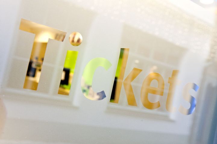 Ticket-Schriftug am Fenster der Jena Tourist-Information