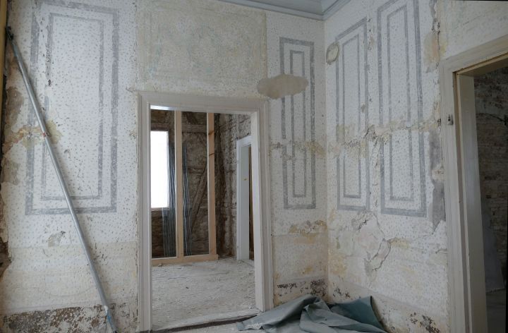 Innenaufnahme eines baufälligen Gebäudes