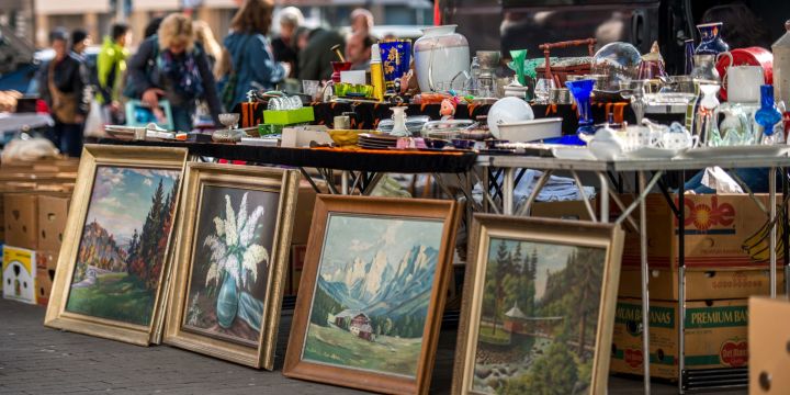 Stand beim Jenaer Trödelmarkt mit alten Gemälden