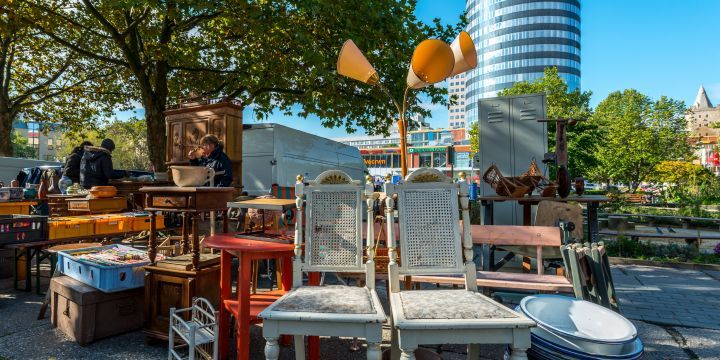 Werbebanner mit dem Titel "Trödelmarkt und kleineren runden Bilder mit Puppen, einem Keramikpferd und Kerzenständern